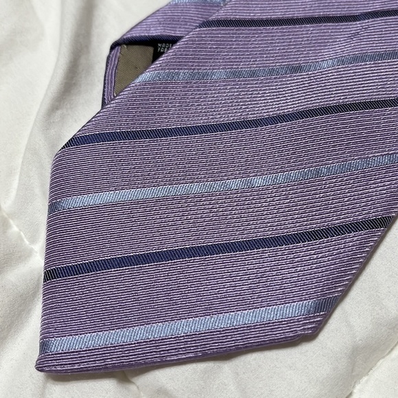 Giorgio Armani silk tie. GREAT condition and made in Italy. - Picture 3 of 4